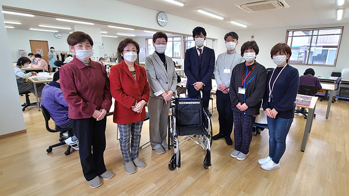 福井コスモ事務局車椅子贈呈